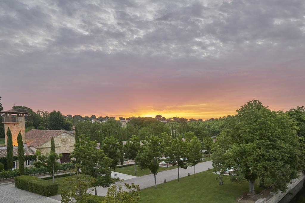 Hacienda Zorita Wine Hotel & Spa Valverdón Exteriör bild Sunset over the town
