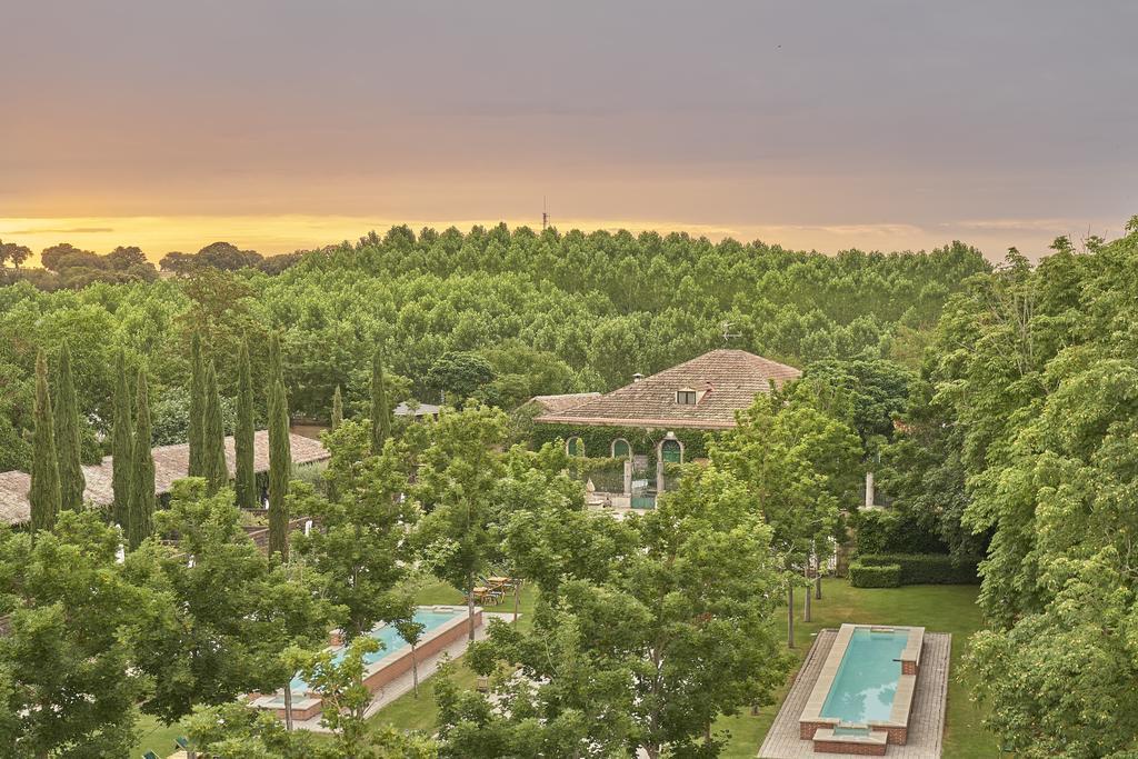 Hacienda Zorita Wine Hotel & Spa Valverdón Exteriör bild The property at sunset